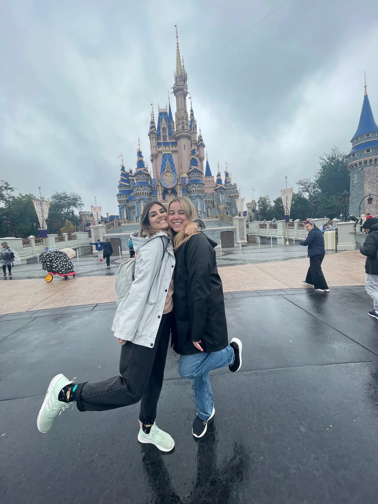 Juli y Nata — Agentes oficiales FOMO Club en Magic Kingdom